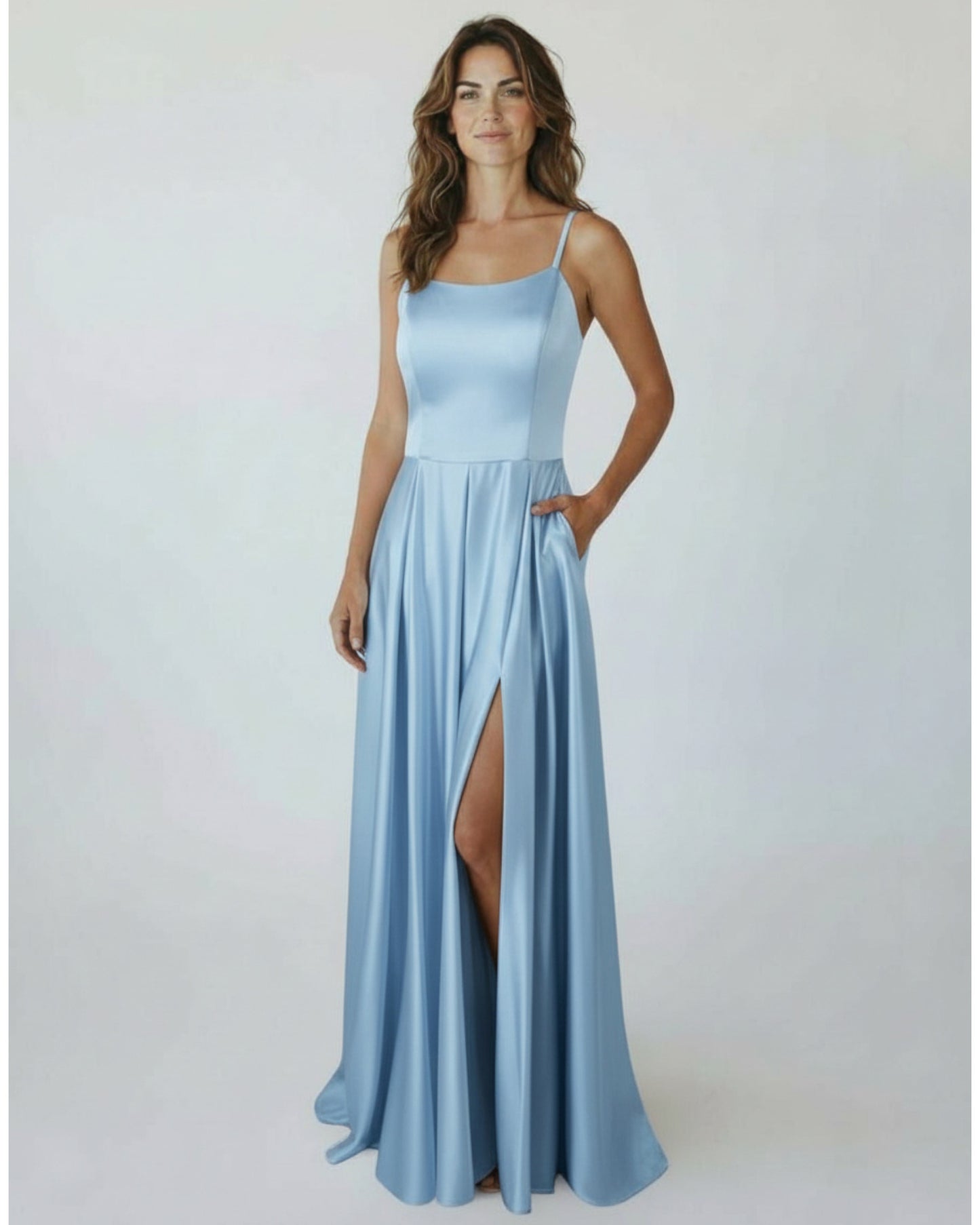Elegantes Satin-Abendkleid mit Schlitz E310