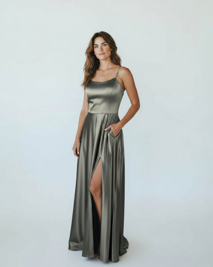 Elegantes Satin-Abendkleid mit Schlitz E310