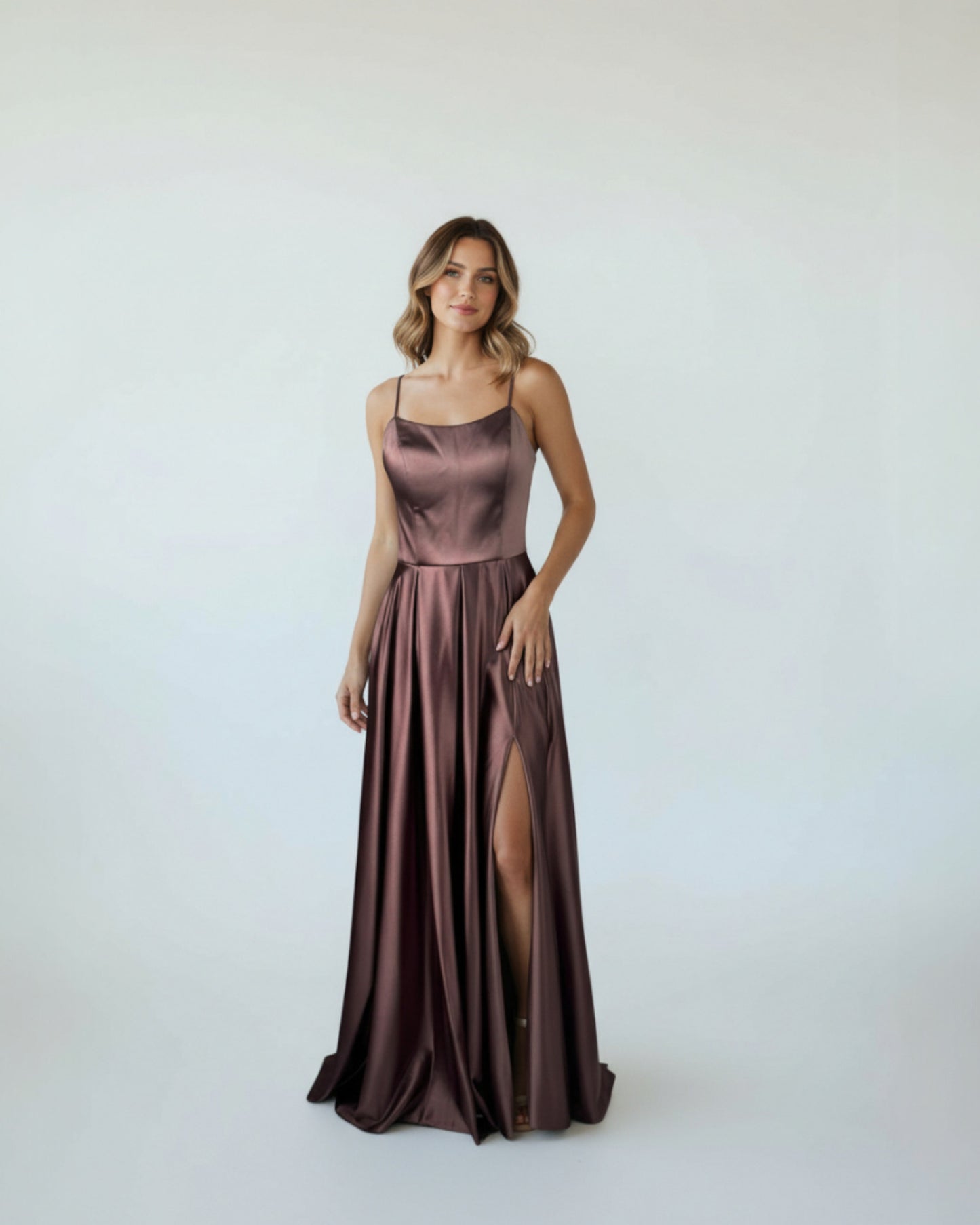 Elegantes Satin-Abendkleid mit Schlitz E310
