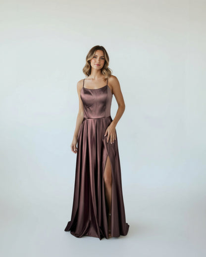 Elegantes Satin-Abendkleid mit Schlitz E310