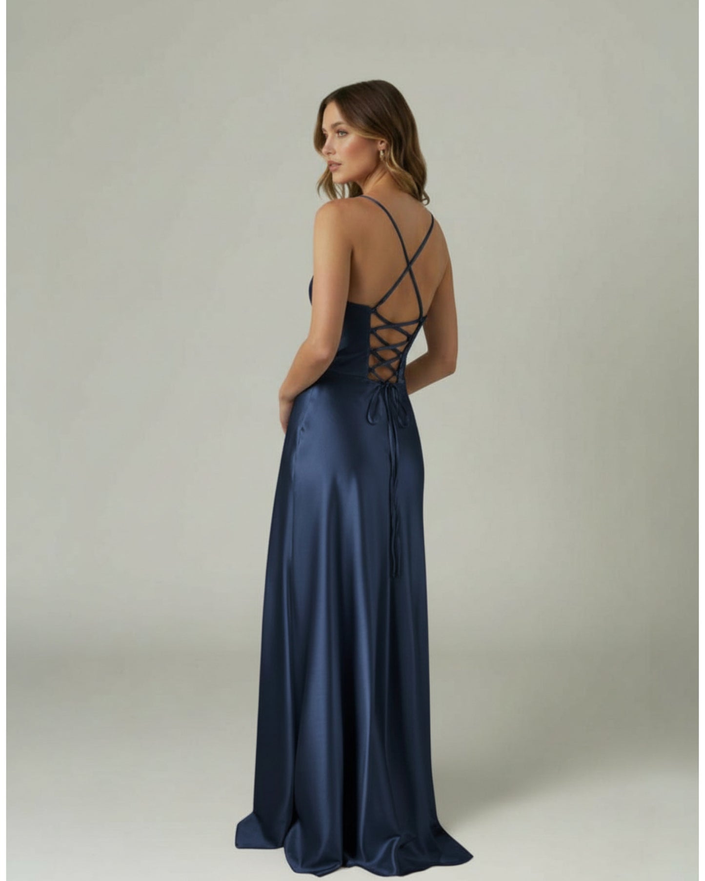 Elegantes Satin-Abendkleid mit Schlitz E310