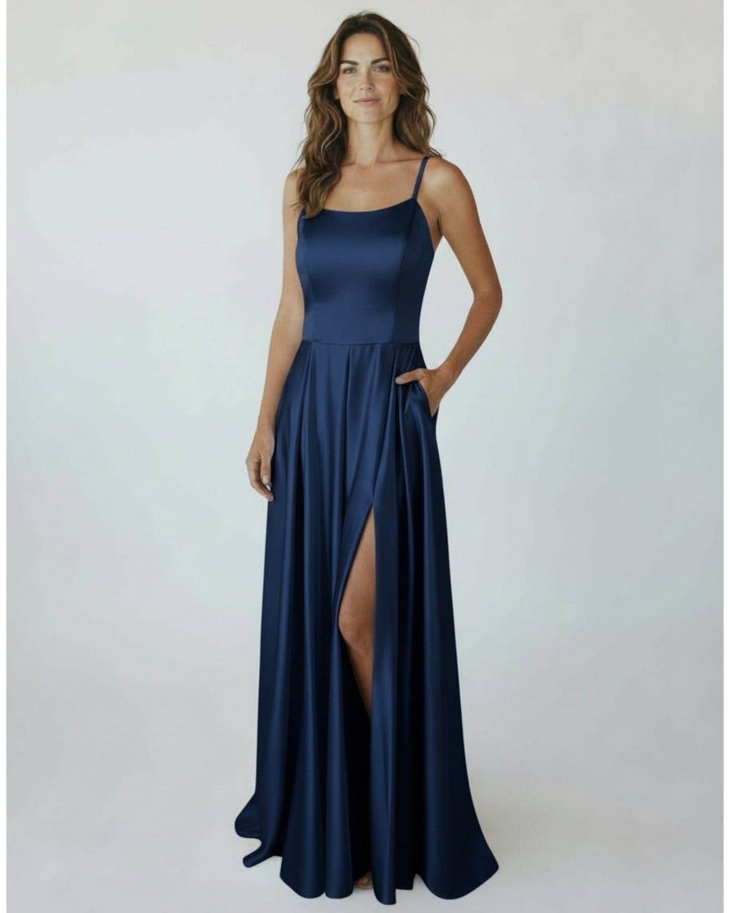 Elegantes Satin-Abendkleid mit Schlitz E310