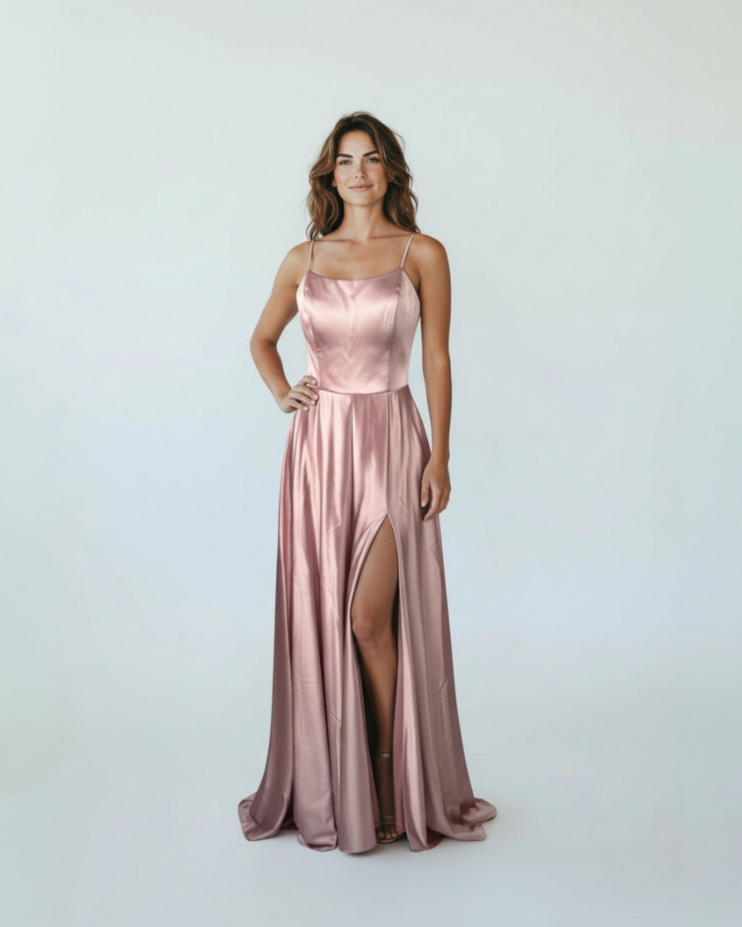 Elegantes Satin-Abendkleid mit Schlitz E310