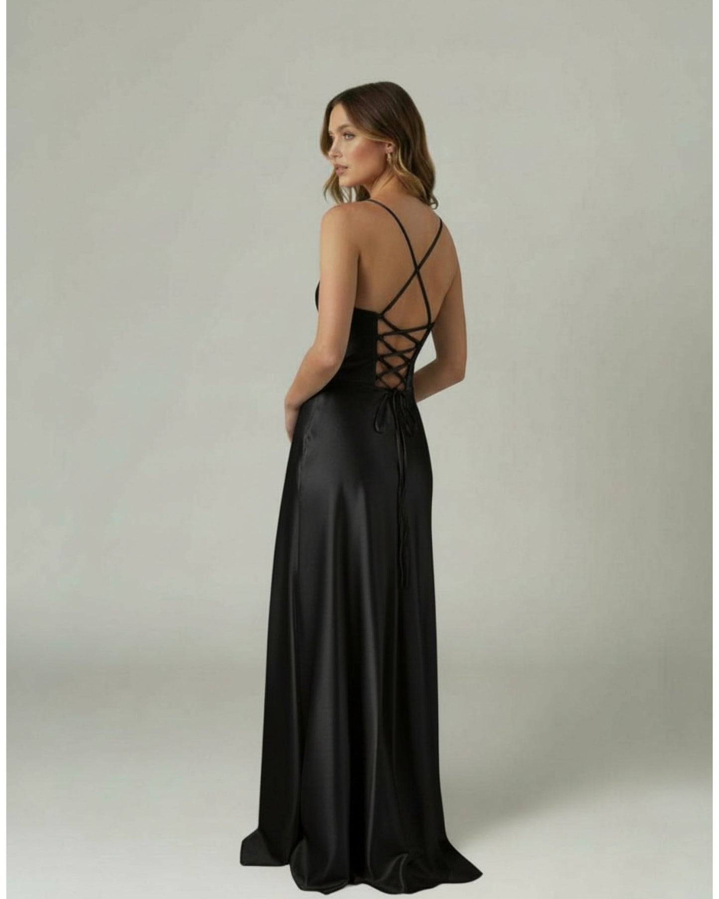 Elegantes Satin-Abendkleid mit Schlitz E310