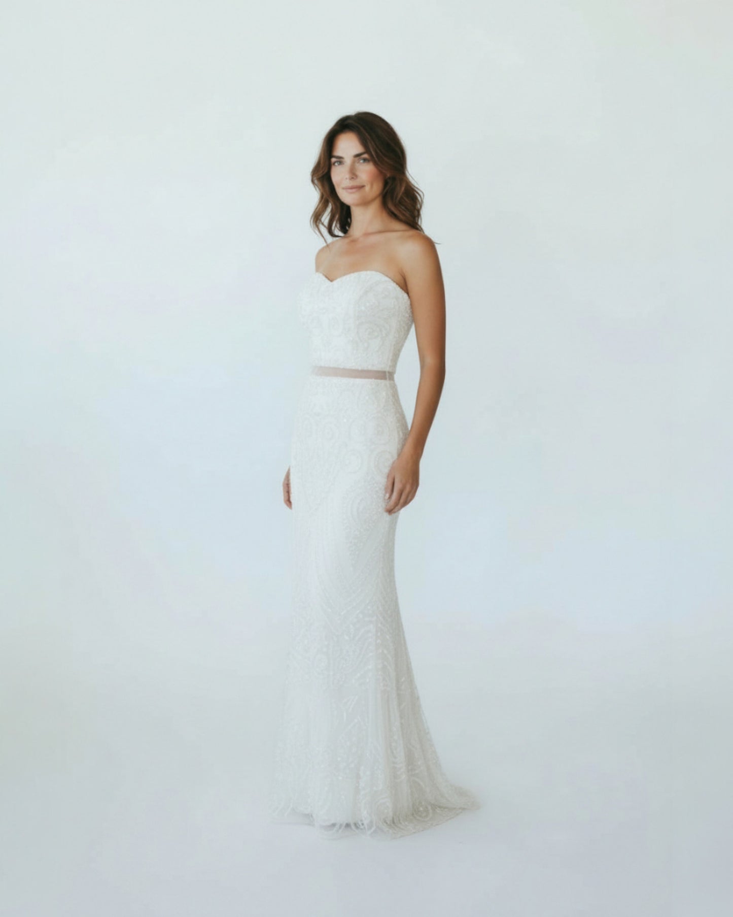 Elegantes Trägerloses Abendkleid mit Perlenstickerei E316