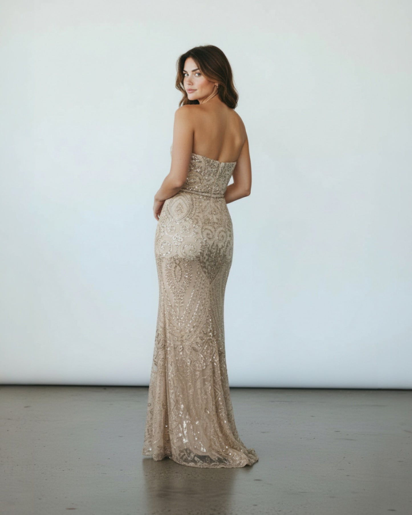 Elegantes Trägerloses Abendkleid mit Perlenstickerei E316