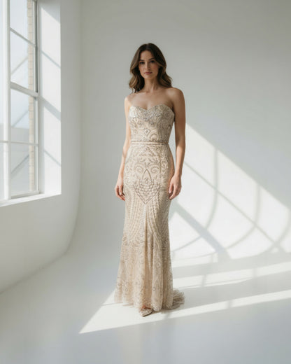 Elegantes Trägerloses Abendkleid mit Perlenstickerei E316