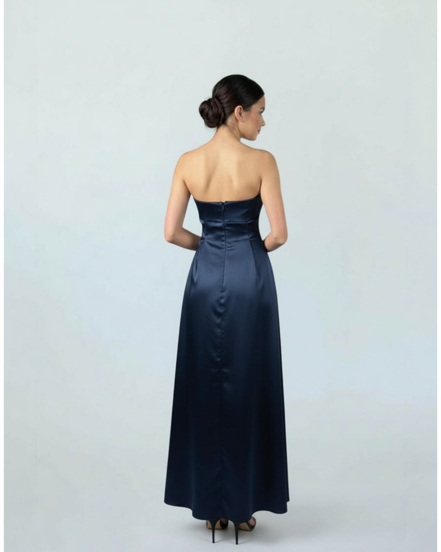 Elegantes trägerloses Design mit figurbetonten Drapierungen. E318