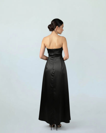 Elegantes trägerloses Design mit figurbetonten Drapierungen. E318