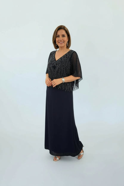 Dieses Maxikleid besticht durch funkelnde Verzierungen und ein elegantes Chiffon-Cape E320