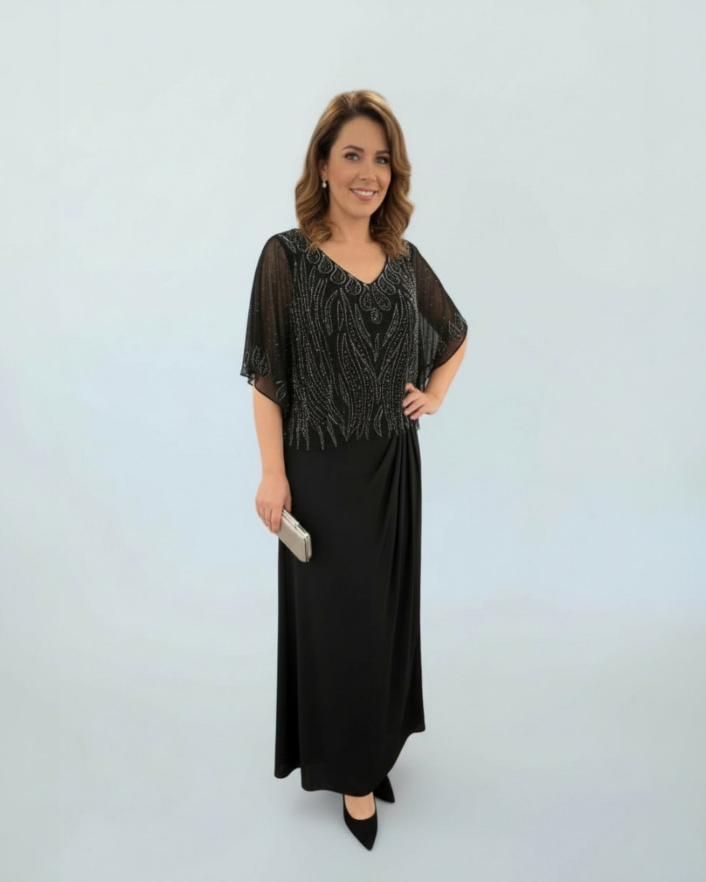 Dieses Maxikleid besticht durch funkelnde Verzierungen und ein elegantes Chiffon-Cape E320