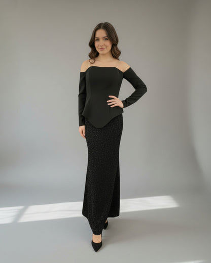 Dieses schulterfreie Abendkleid in Zweiteiler-Optik besticht durch seine zeitlose Silhouette E322