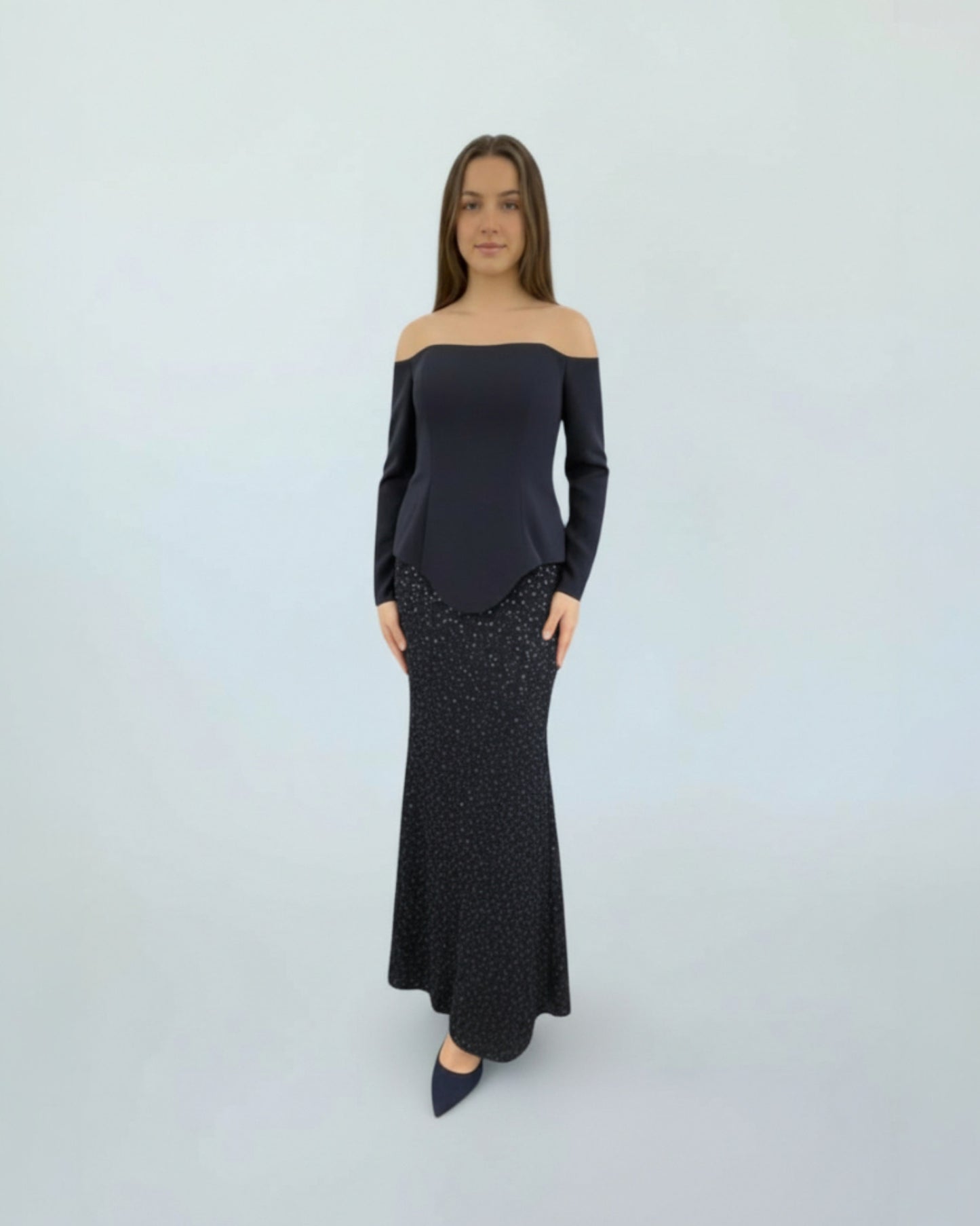 Dieses schulterfreie Abendkleid in Zweiteiler-Optik besticht durch seine zeitlose Silhouette E322