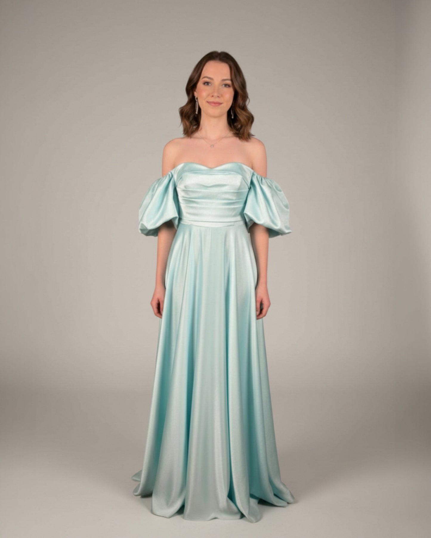 Dieses atemberaubende Abendkleid besticht durch sein schulterfreies Design E324