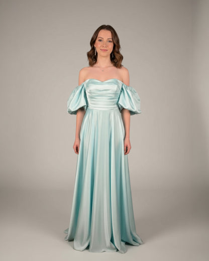 Dieses atemberaubende Abendkleid besticht durch sein schulterfreies Design E324