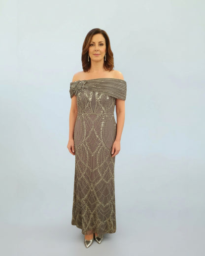 Dieses bodenlange Abendkleid besticht durch aufwendige Perlenstickereien  E323