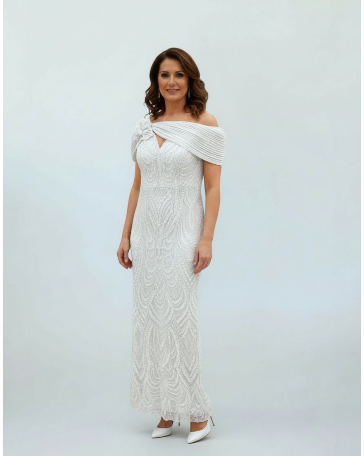 Dieses bodenlange Abendkleid besticht durch aufwendige Perlenstickereien  E323