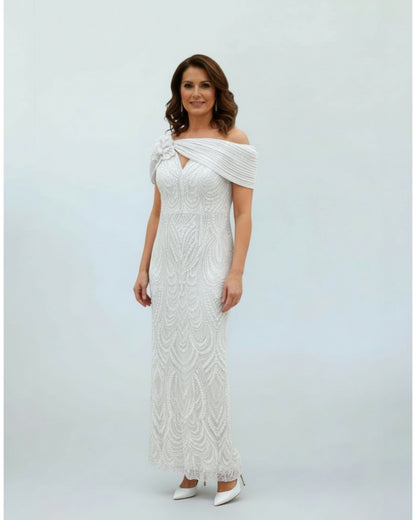 Dieses bodenlange Abendkleid besticht durch aufwendige Perlenstickereien  E323