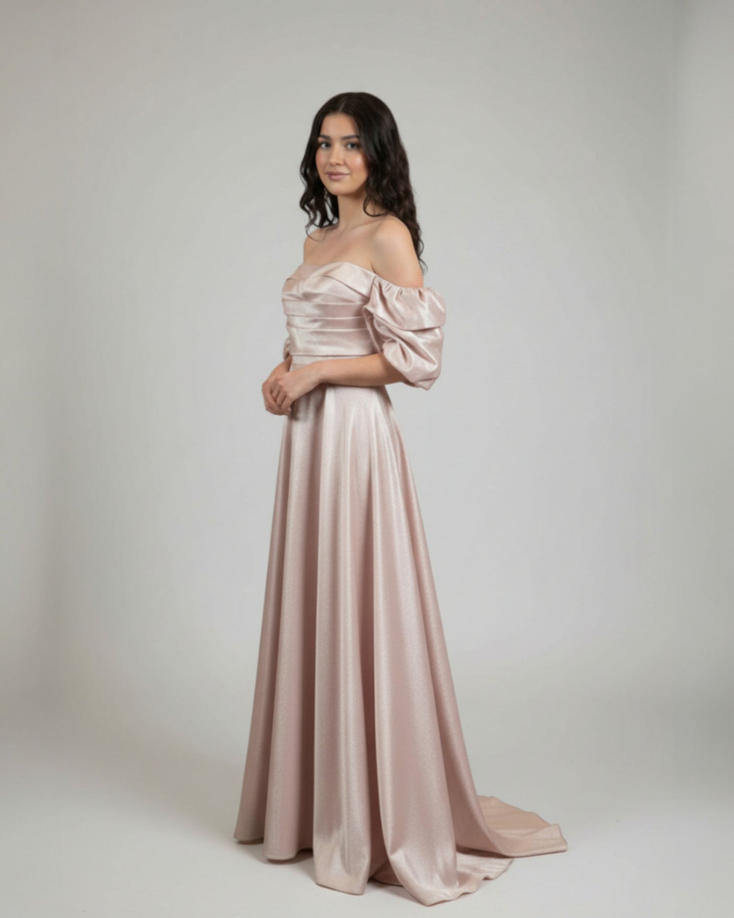 Dieses atemberaubende Abendkleid besticht durch sein schulterfreies Design E324