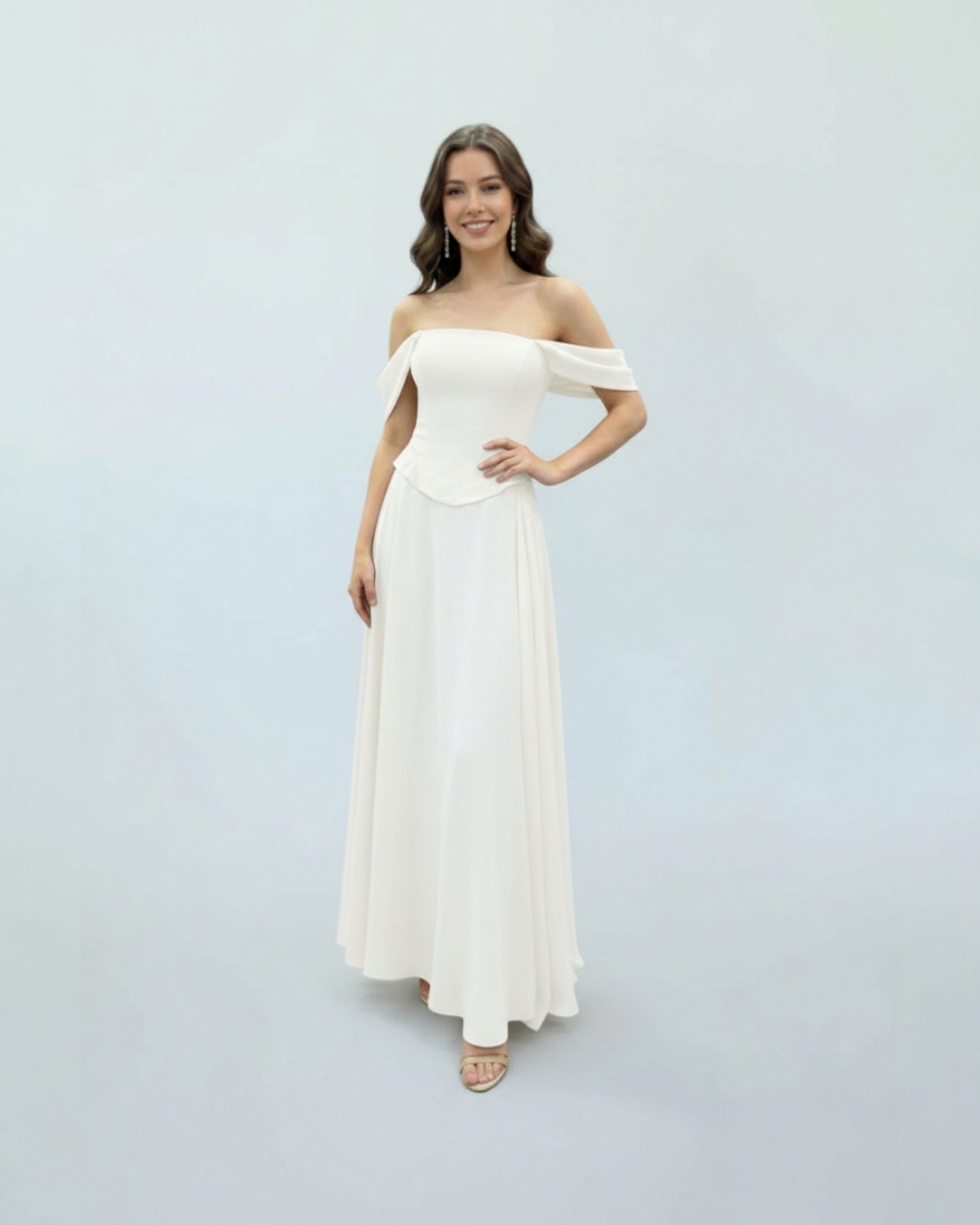 Dieses Design vereint moderne und klassische Elemente mit einem betonten Ausschnitt E327