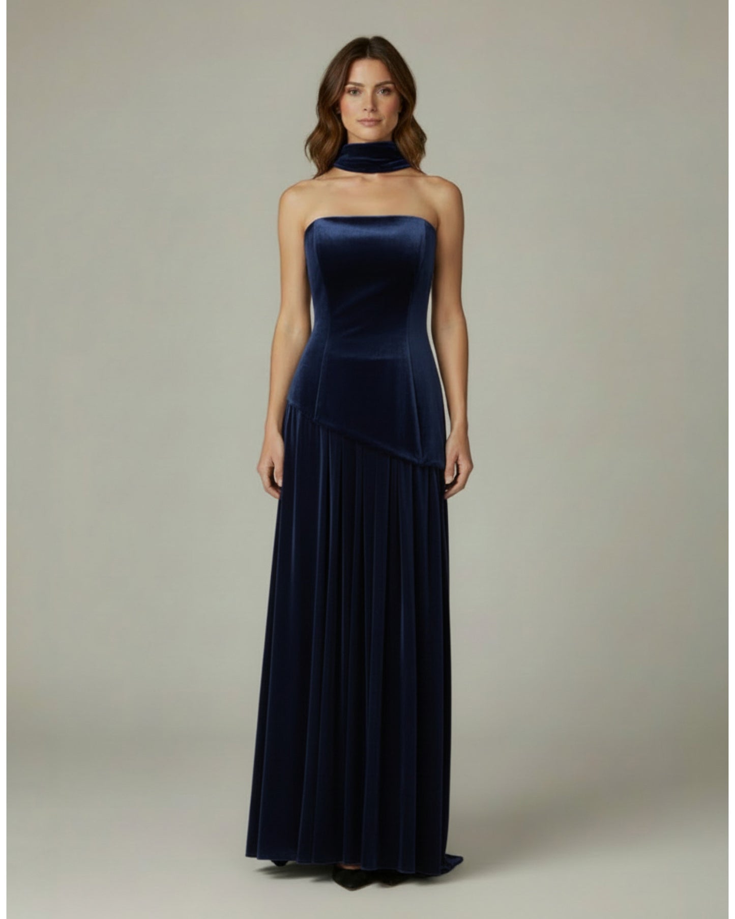 Langes Abendkleid aus Samt mit Halterneck E361