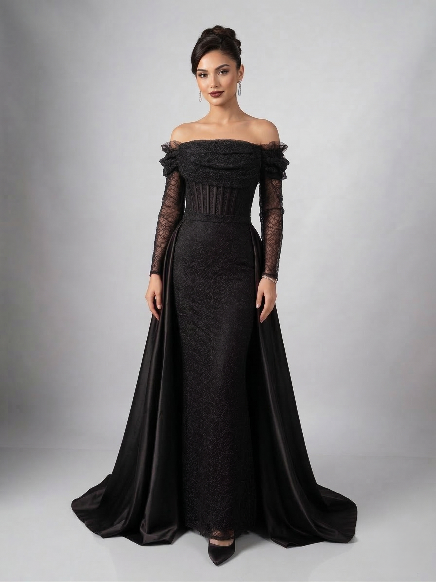 Schulterfreies Abendkleid mit Überrock E376