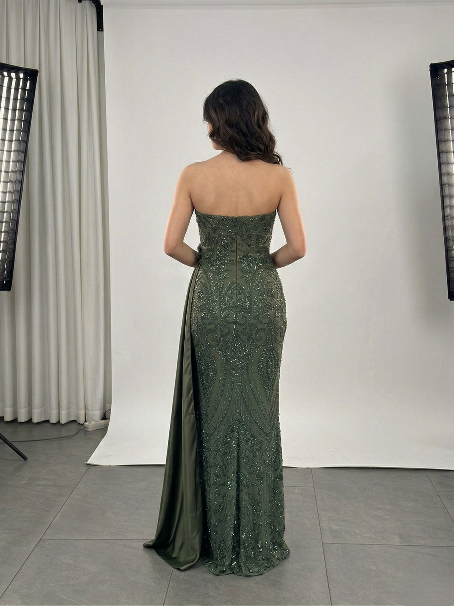 Langes Abendkleid mit Drapierung und Glitzerdetails E378