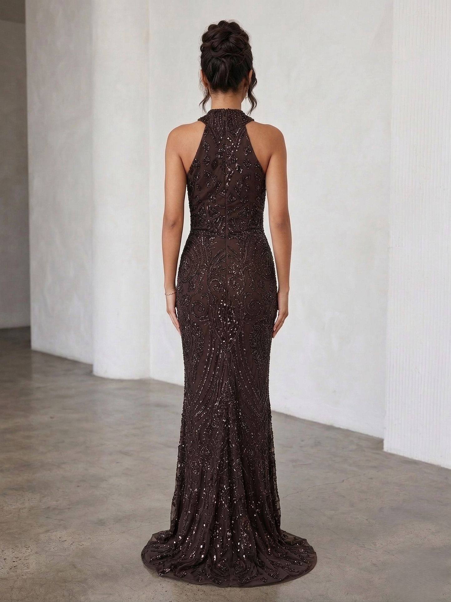 Ärmelloses Spitzenabendkleid mit Stehkragen e379