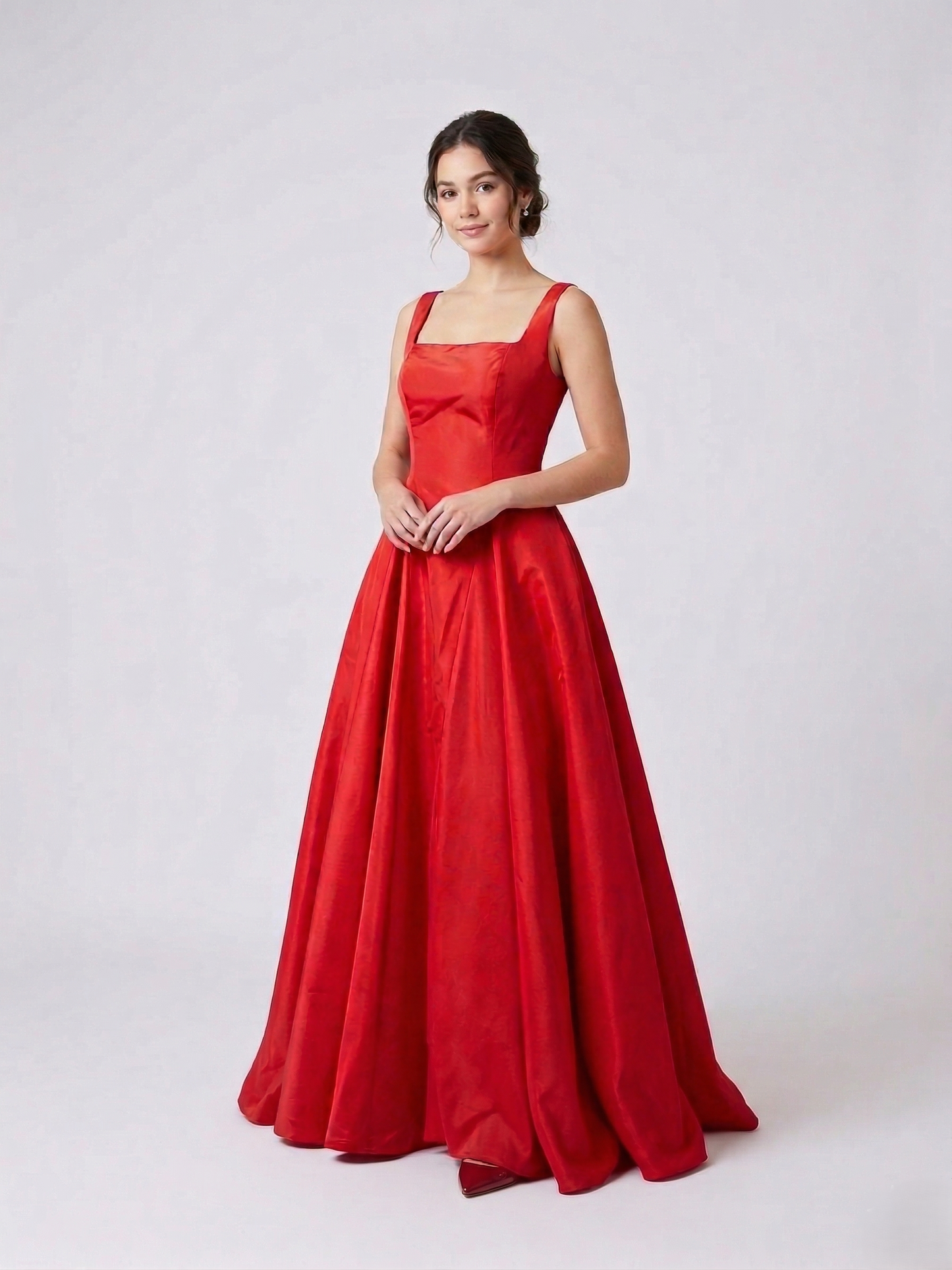 Langes Abendkleid mit breiten Trägern e381