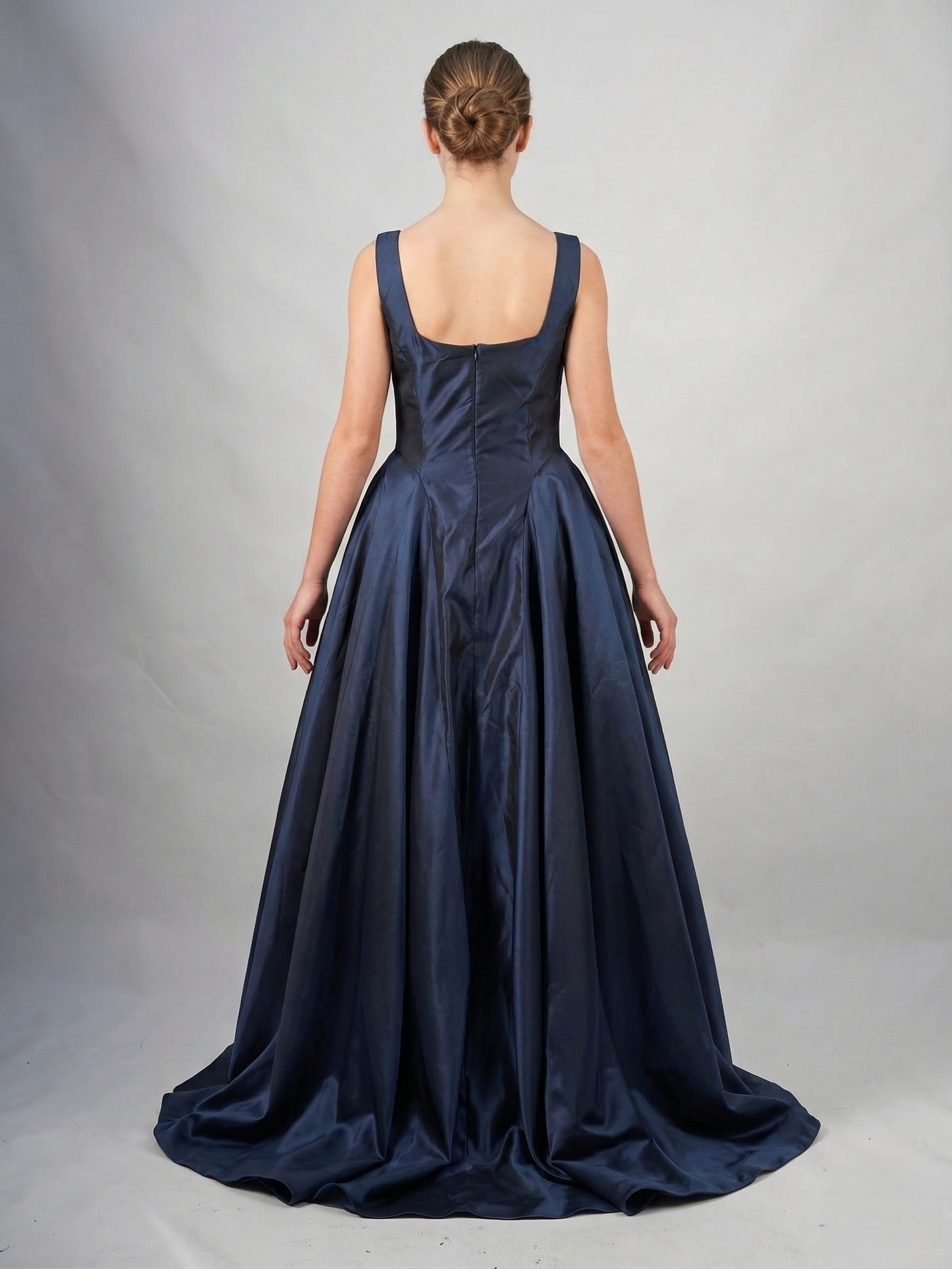 Langes Abendkleid mit breiten Trägern e381