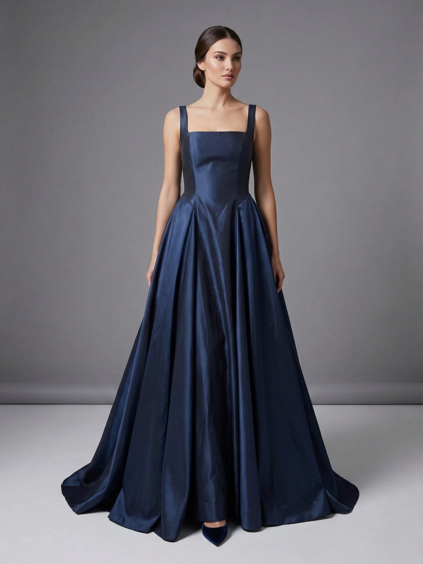 Langes Abendkleid mit breiten Trägern e381