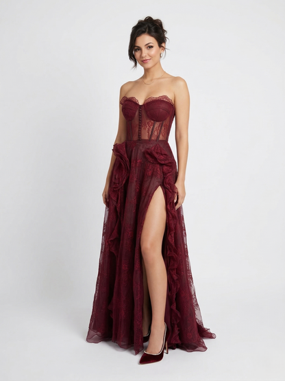Trägerloses Spitzenabendkleid mit Schlitz E382