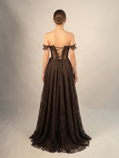 Trägerloses Spitzenabendkleid mit Schlitz E382