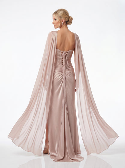 Elegantes, drapiertes Abendkleid in schimmerndem Champagner mit Umhang e415