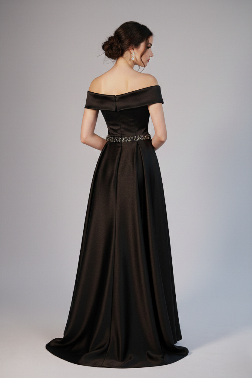 Langes Satin-Abendkleid mit Bootsausschnitt und Strassgürte E351