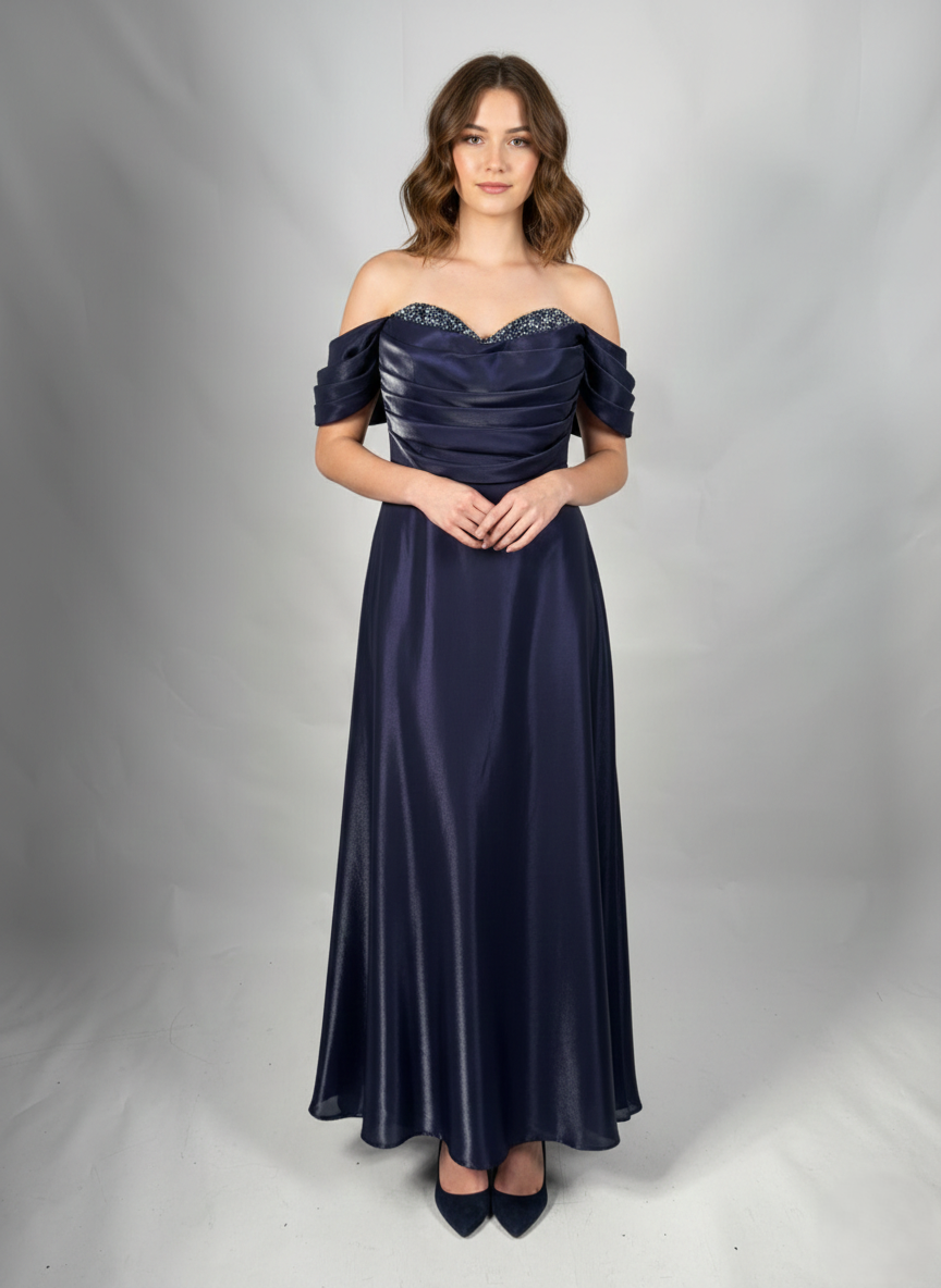 Langes Satin-Abendkleid mit Herz-Ausschnitt und Steinverzierung E356