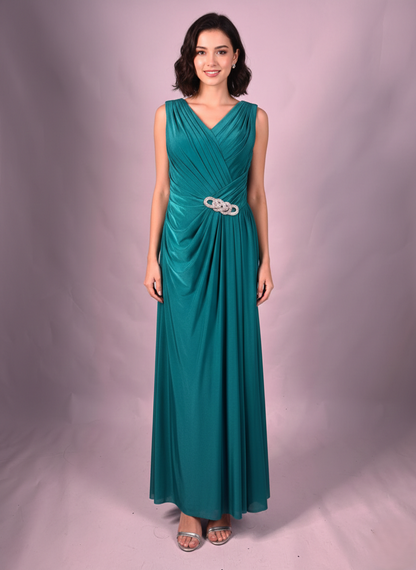 Dieses bodenlange Abendkleid besticht durch sein raffiniertes V-Design mit eleganter Raffung  E332