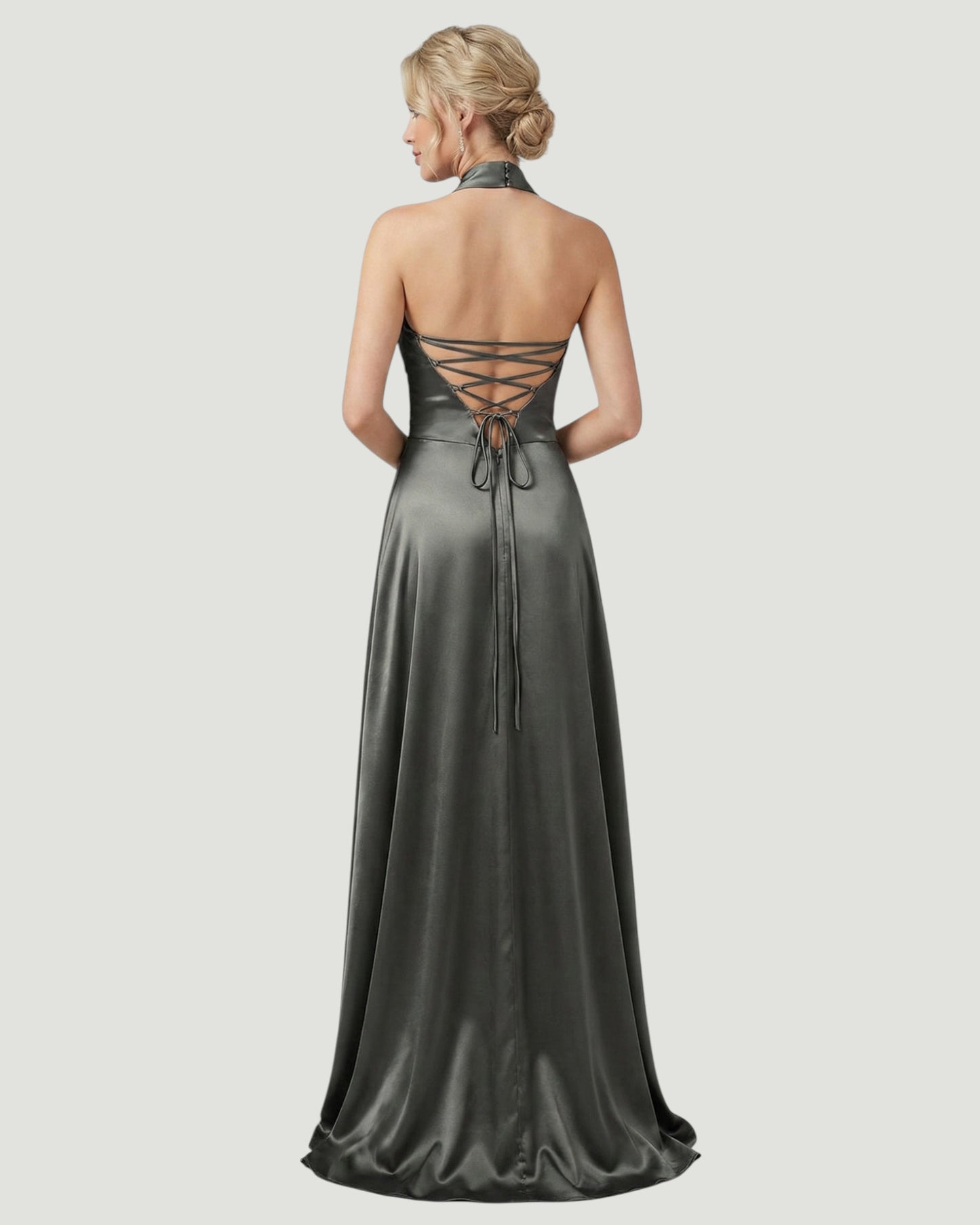 Dieses elegante, bodenlange Satinkleid besticht durch seinen modernen Neckholder-Schnitt E300