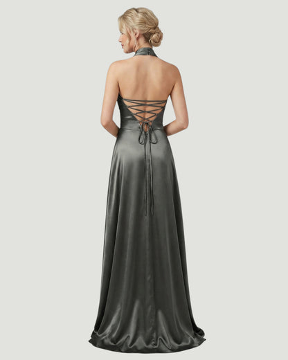 Dieses elegante, bodenlange Satinkleid besticht durch seinen modernen Neckholder-Schnitt E300