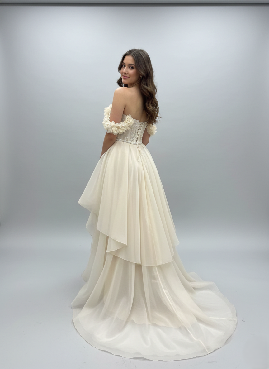 Dieses glamouröse Design besticht durch seinen Off-Shoulder-Schnitt  E326