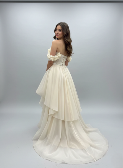 Dieses glamouröse Design besticht durch seinen Off-Shoulder-Schnitt  E326