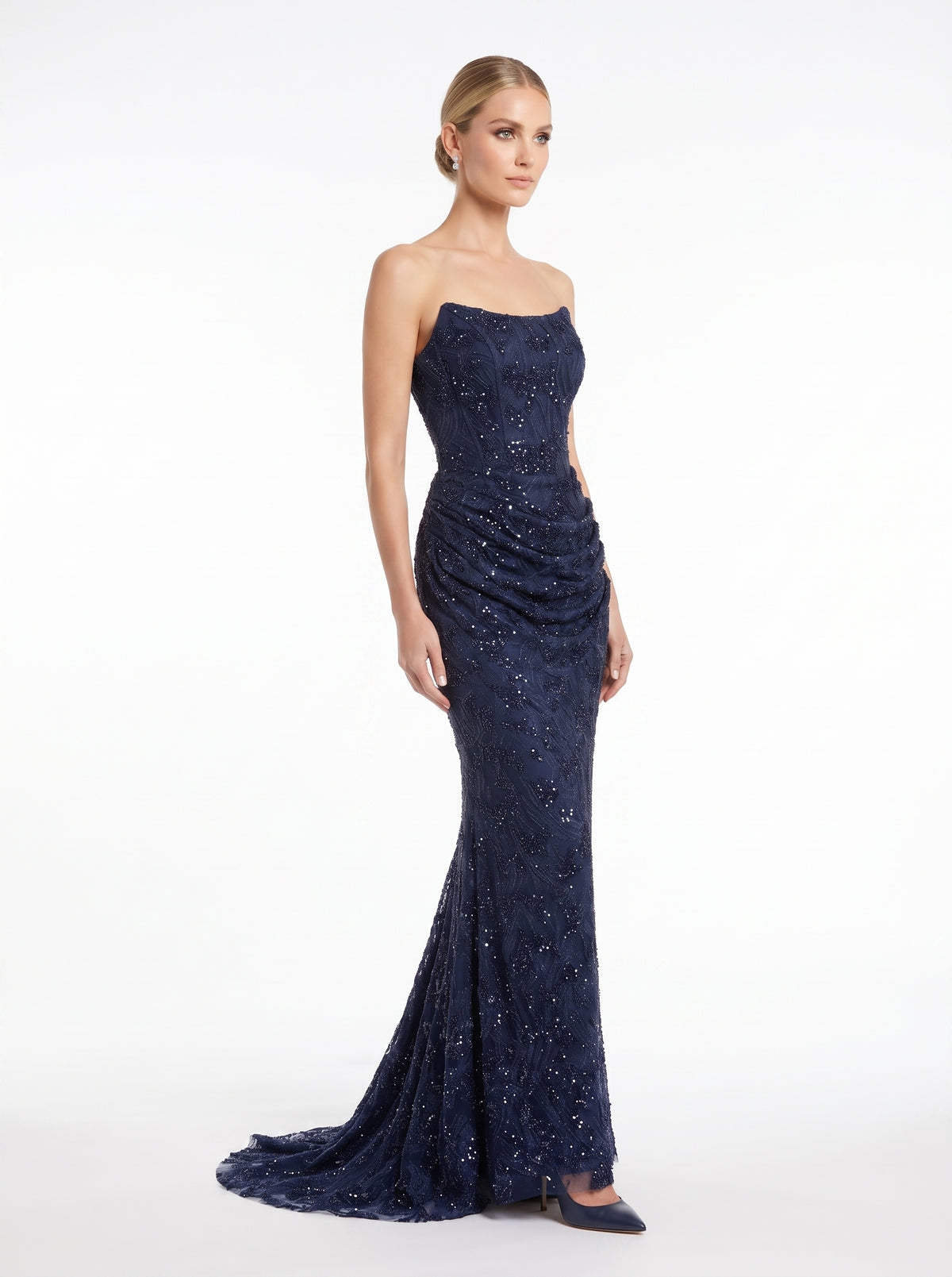 Langärmliges Spitzen-Abendkleid mit Raffung in Schokobraun Beschreibung: e405