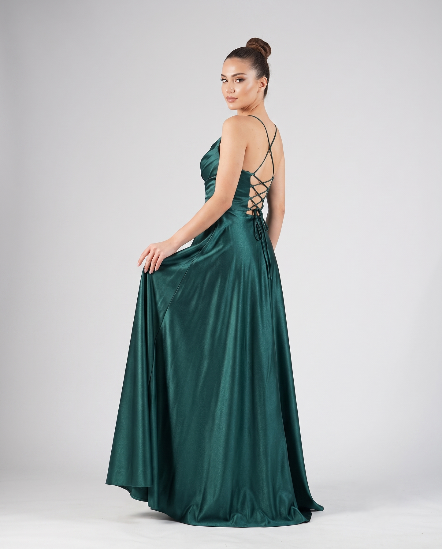 Elegantes Satin-Abendkleid mit Schlitz E310