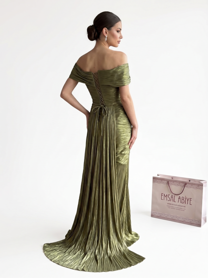 Elegantes schulterfreies Plissee-Abendkleid in Metallic-Olivgold Beschreibung: e389
