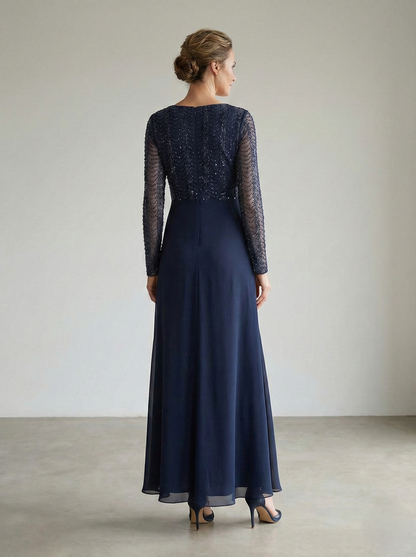 Langes Chiffon-Abendkleid mit Perlenstickerei und langen Ärmeln E347