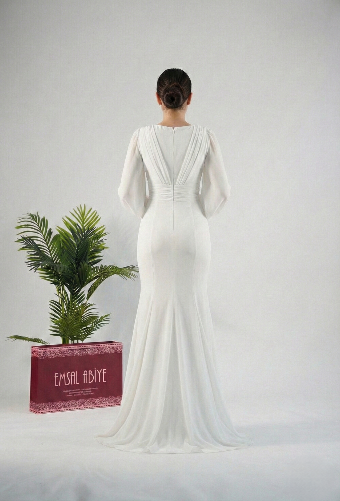 Chiffon-Abendkleid mit V-Ausschnitt, Drapierung und langen Ärmeln E349