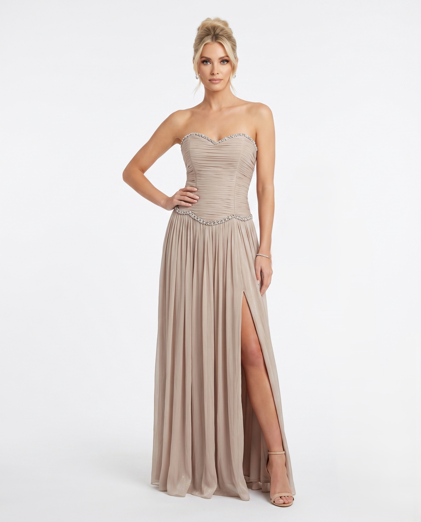 Elegantes trägerloses Plissee-Abendkleid mit Strassbesatz in Taupe Beschreibung: 402