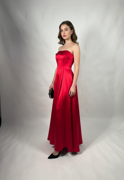 Elegantes trägerloses Design mit figurbetonten Drapierungen. E318