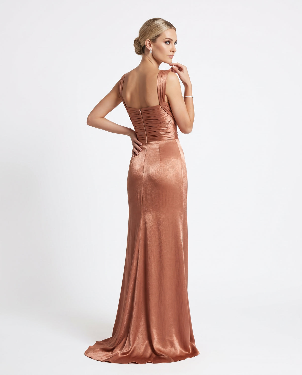 Elegantes Abendkleid mit Drapierung in Metallic-Kupfer Beschreibung: e414