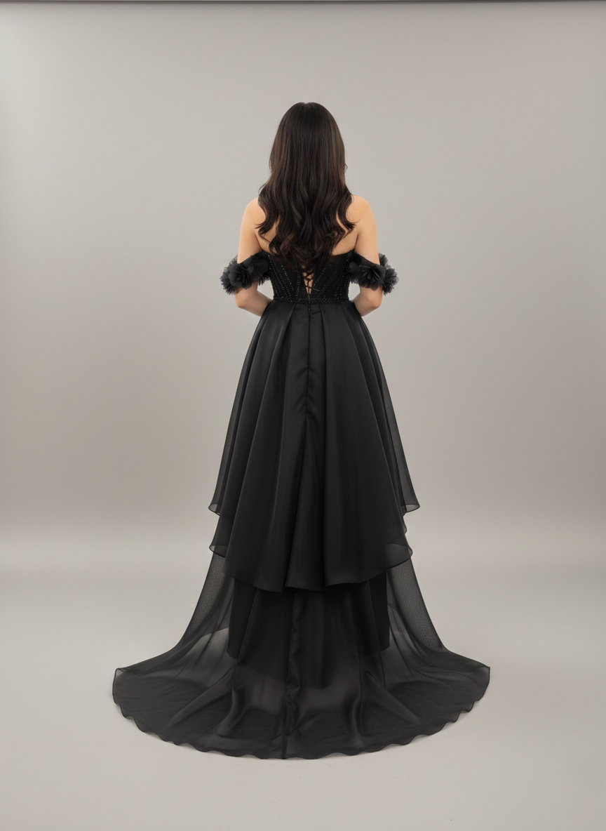 Dieses glamouröse Design besticht durch seinen Off-Shoulder-Schnitt  E326